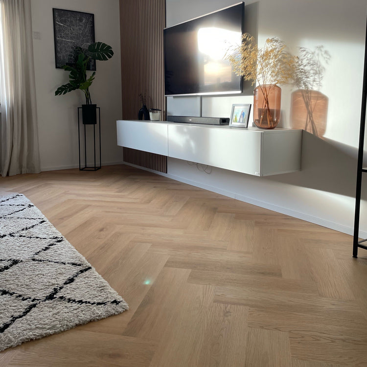 »Eiche Papaya« SPC Vinylboden Unique Holzoptik im Fischgrätdesign Wohnzimmer