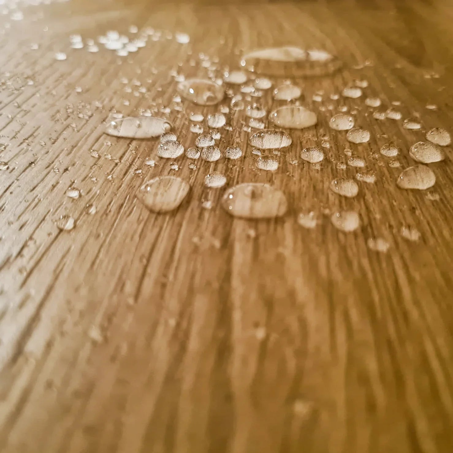 »Eiche Barbados« SPC Vinylboden Unique Holzoptik Wasser Nahaufnahme