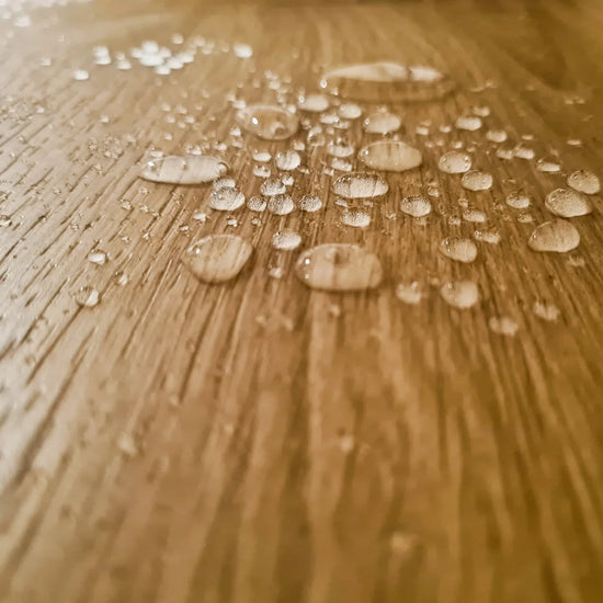 »Eiche Barbados« SPC Vinylboden Unique Holzoptik Wasser Nahaufnahme