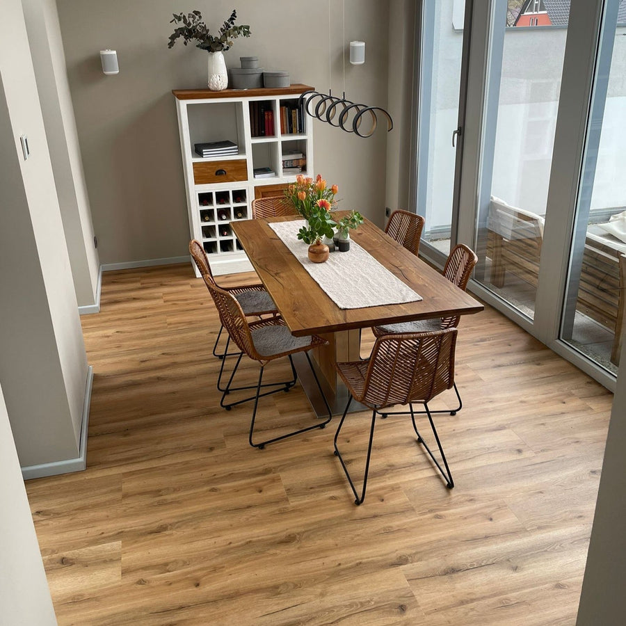 Klick-Vinyl in braun mit Holzoptik