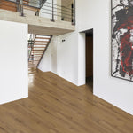 Klick-Vinyl in holzbrauner Holzoptik im Flur 