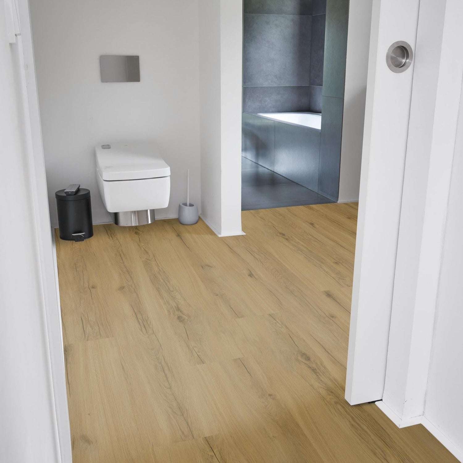 Klick-Vinyl in holzbrauner Holzoptik im Badezimmer