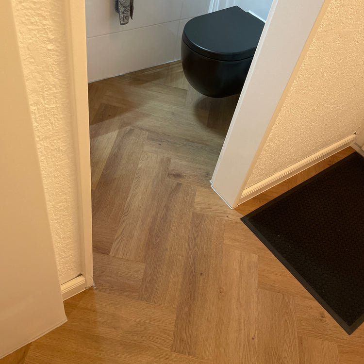  »Eiche Begonia« SPC Vinylboden Unique Holzoptik Fischgrät Badezimmer