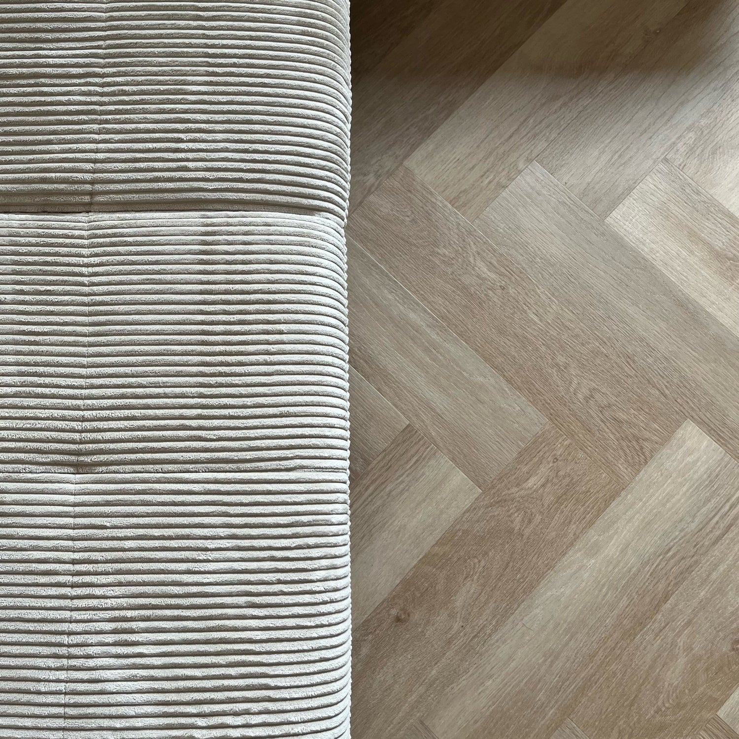 Modernes Fischgrät-Design in Beige 
