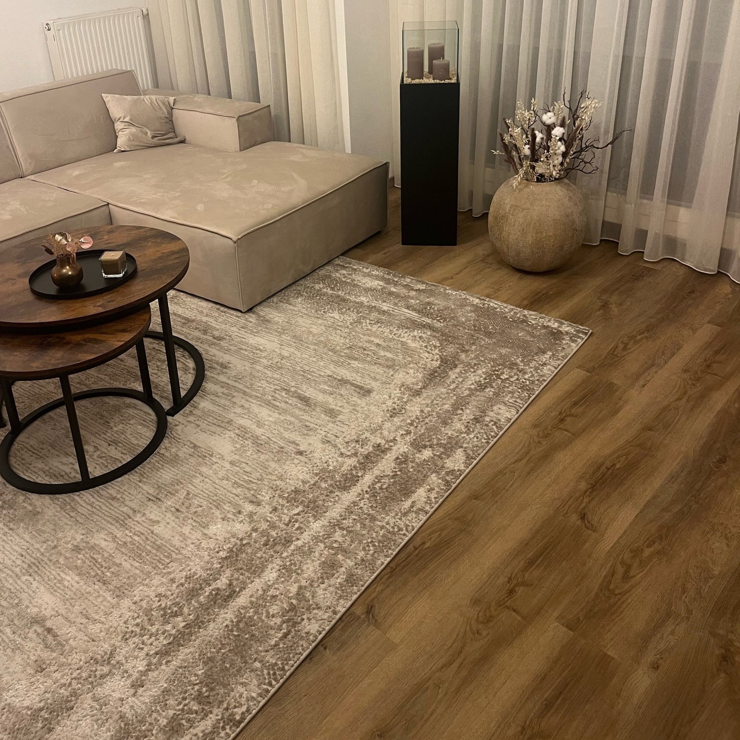 Eiche Eiche Apatura Klick-Vinylboden in Wohnzimmer mit beiger Couch, Teppich, Holztisch und Dekoration