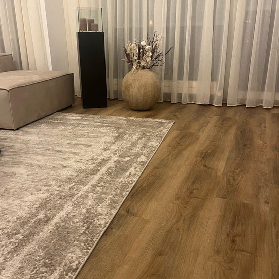 Eiche Apatura Klick-Vinylboden in Wohnzimmer mit beiger Couch, Teppich und Dekoration
