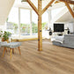 Eiche Apatura Klick-Vinylboden Muster in Wohnzimmer mit Deckenstütze aus Holz, Fernseher, Lautsprechern und Dekoration