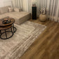 Eiche Eiche Apatura Klick-Vinylboden Diele in Wohnzimmer mit beiger Couch, Teppich, Holztisch und Dekoration