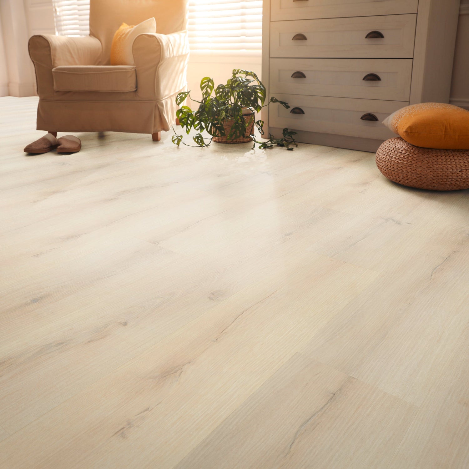 Klick-Vinylboden hell creme beige in modernem Wohnzimmer