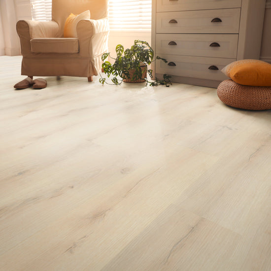 Klick-Vinylboden hell creme beige in modernem Wohnzimmer