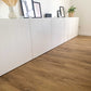 Authentische Holznachbildung in Braun vom Klebevinyl Eiche Vanezia in Raum mit modernem Sideboard