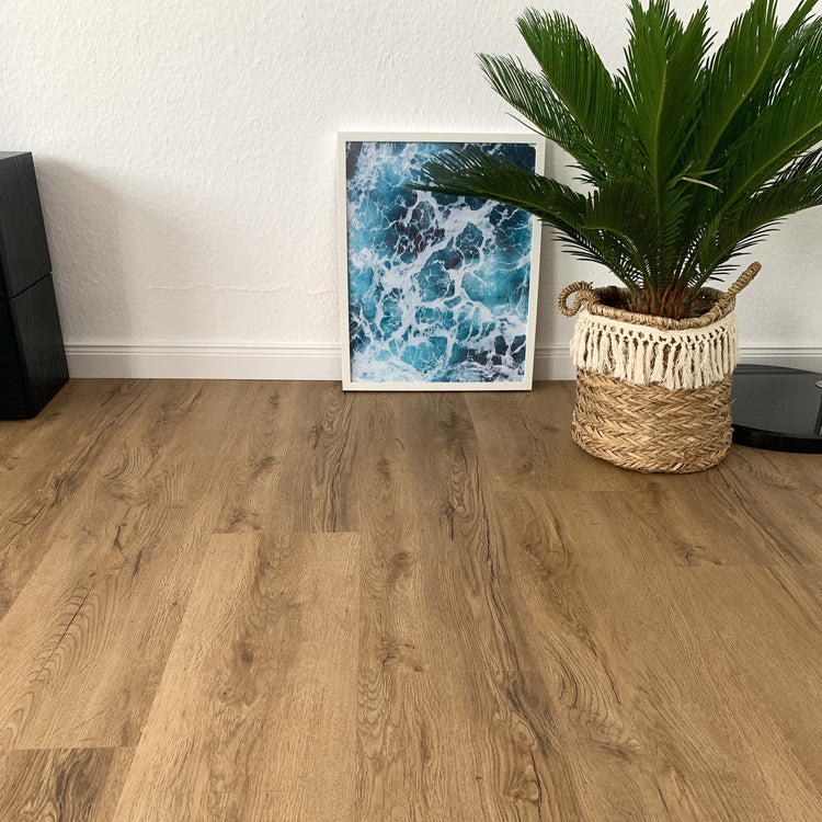 Authentische Holznachbildung in Braun vom Klick-Vinylboden Eiche Vanezia in modernem Arbeitszimmer 
