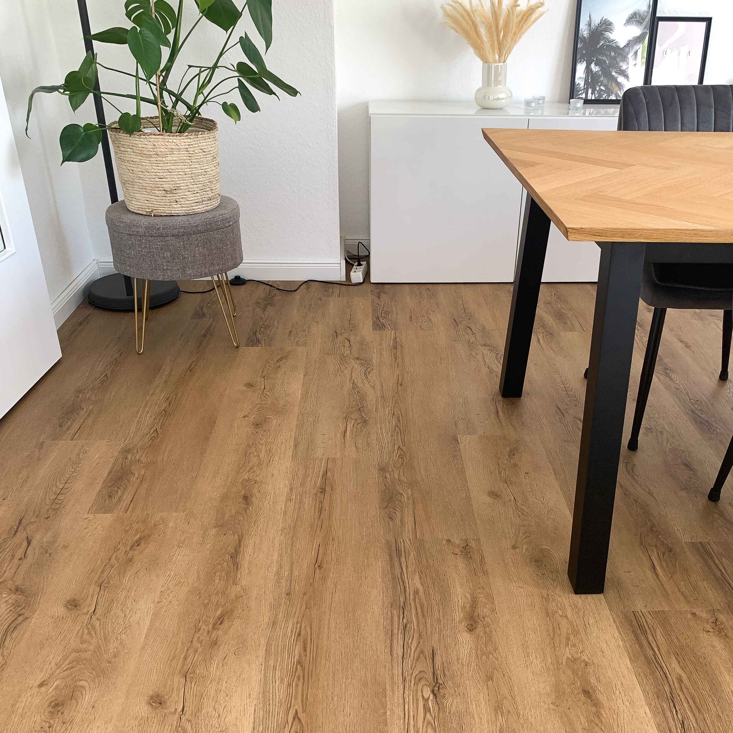 Authentische Holznachbildung in Braun vom Klick-Vinylboden Eiche Vanezia in modernem Essbereich 