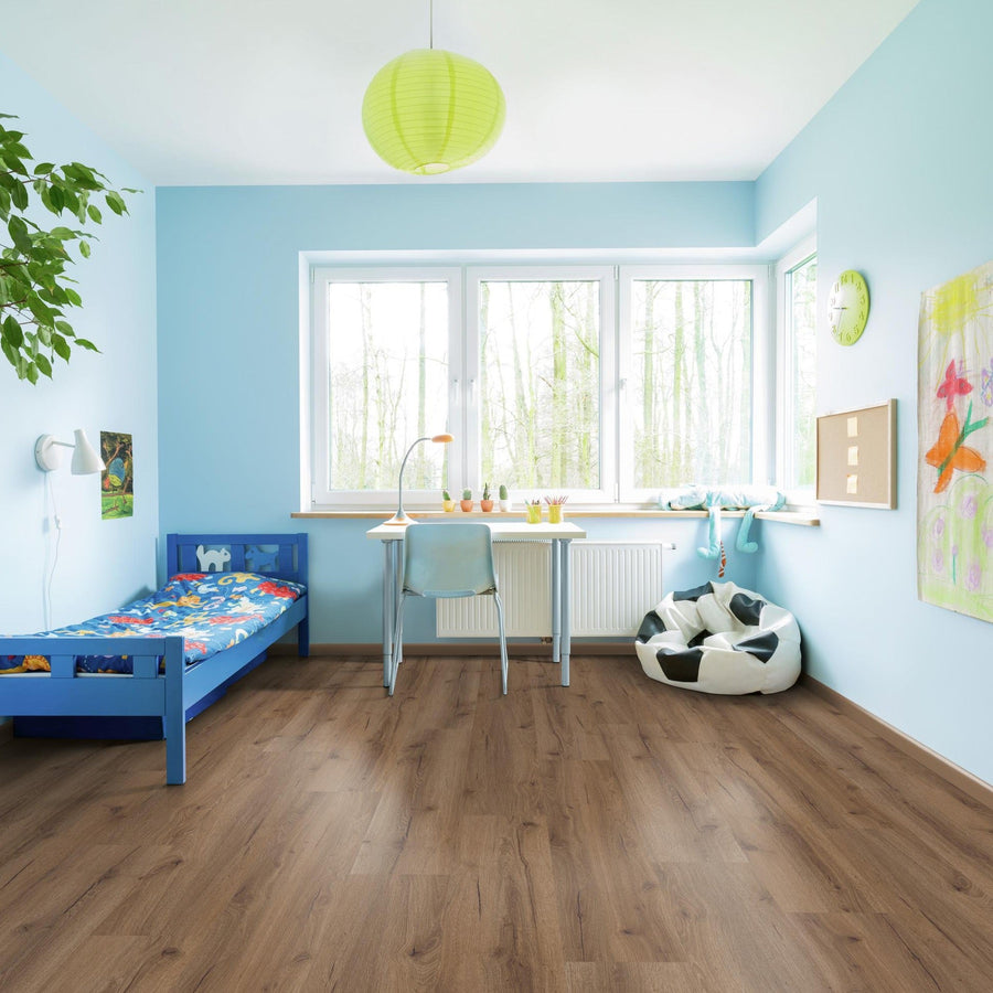 Klick-Vinyl braune Holzoptik im Kinderzimmer