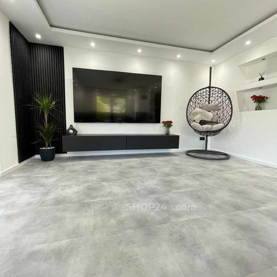 Klebevinyl hellgraue Fliesenoptik im Wohnzimmer