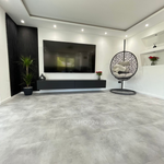 Klebevinyl hellgraue Fliesenoptik im Wohnzimmer