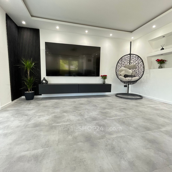 Klebevinyl hellgraue Fliesenoptik im Wohnzimmer