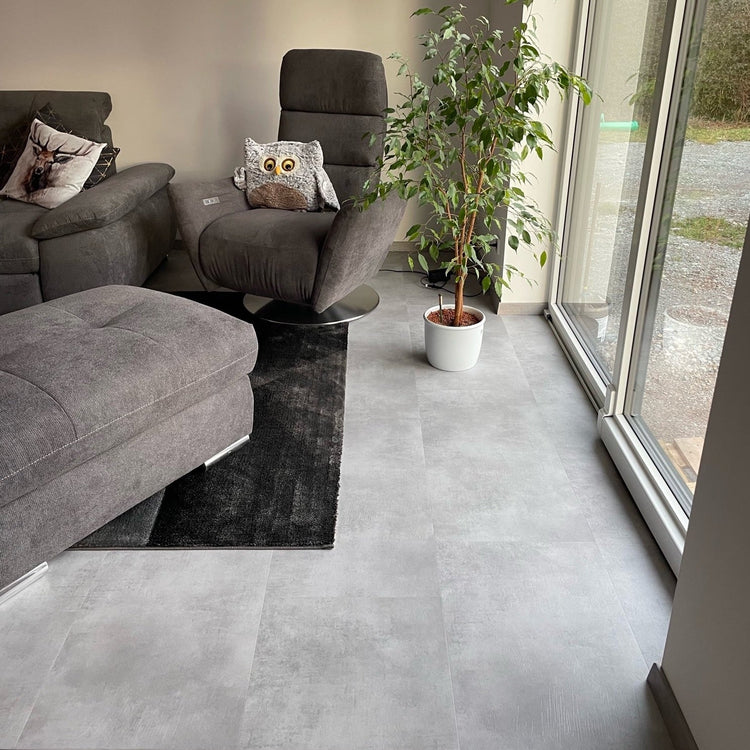 »Kongur« SPC Vinylboden Unique Fliesenoptik Wohnzimmer