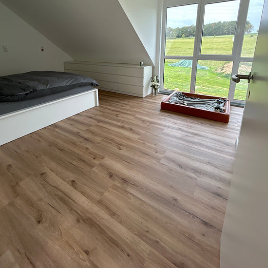 Klick-Vinyl in braun mit Holzoptik