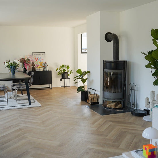 Modernes Fischgrät-Design im Essbereich in Beige