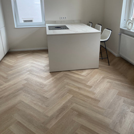 Modernes Fischgrät-Design in Beige 