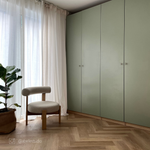 Vinylboden in Fischgrätverlegung – Eiche Oleander mit natürlicher Holzoptik und modernem Möbeldesign
