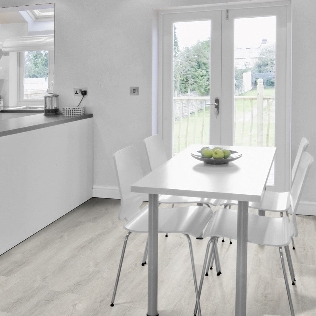 Klick-Vinyl in Grau mit Holzoptik im Essbereich
