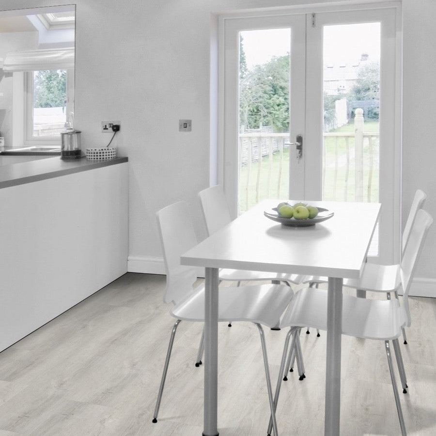 Klick-Vinyl in Grau mit Holzoptik im Essbereich