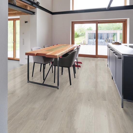 Klick-Vinyl in graubeiger Holzoptik in einer Küche 