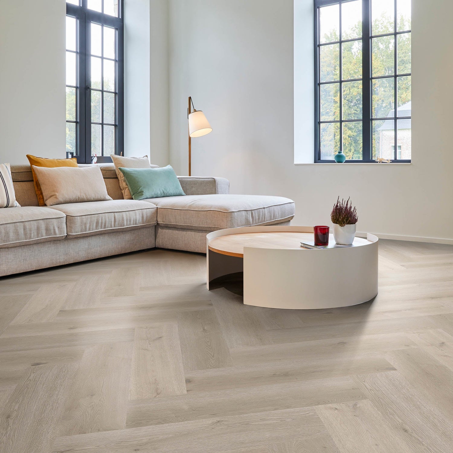 Klick-Vinyl Fischgrät Design braunbeige im Wohnzimmer