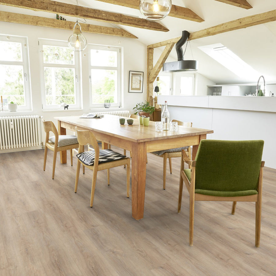 Klebevinyl hellbraune Holzoptik im Esszimmer