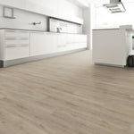 Moderne Küche mit Klick-Vinylboden Eiche Fiducia in heller Holzoptik, weißen Hochglanzfronten und Kücheninsel – robuster Vinylboden vom Laminat Fachhandel Laminatshop24