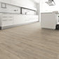 Moderne Küche mit Klick-Vinylboden Eiche Fiducia in heller Holzoptik, weißen Hochglanzfronten und Kücheninsel – robuster Vinylboden vom Laminat Fachhandel Laminatshop24