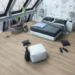 Moderner Schlafraum mit Klick-Vinylboden Eiche Mirandus in warmer Holzoptik – hochwertiger Bodenbelag aus dem Laminat Fachhandel von Laminatshop24. Ideal für natürliche Wohnatmosphäre und stilvolles Raumdesign
