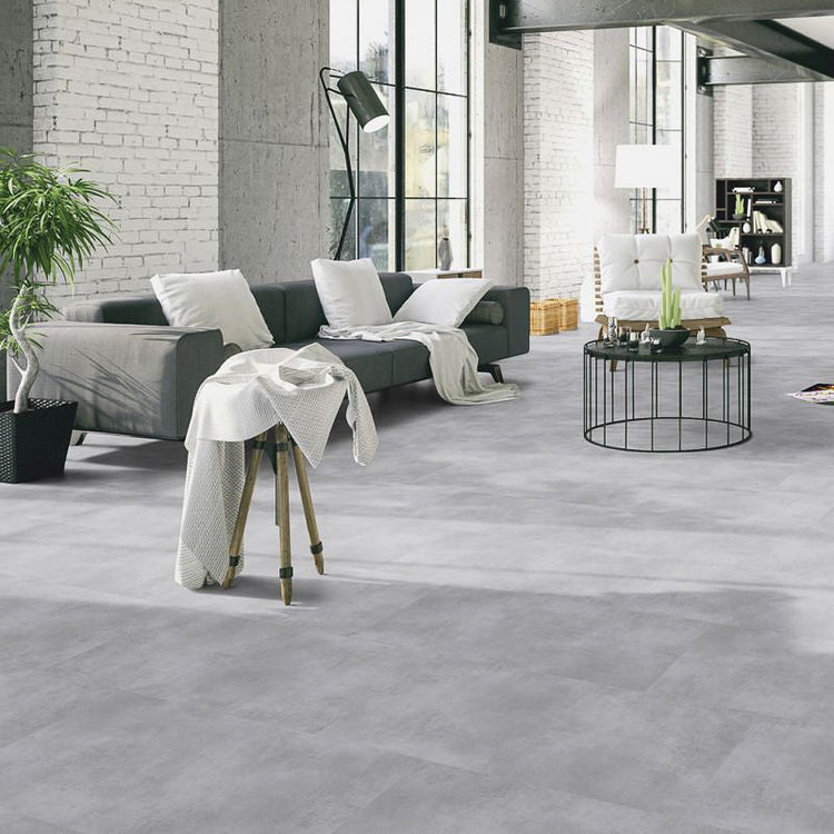 Klebevinyl hellgraue Fliesenoptik im Wohnzimmer