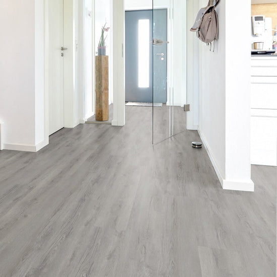 Naturidentischen synchrongeprägten Oberfläche in Grau im modernen Flur 