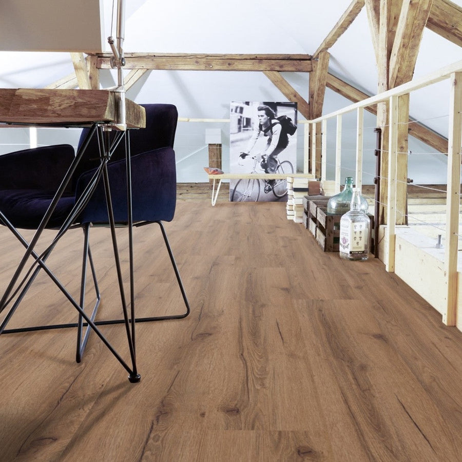 Klick-Vinyl braune Holzoptik im Arbeitszimmer 